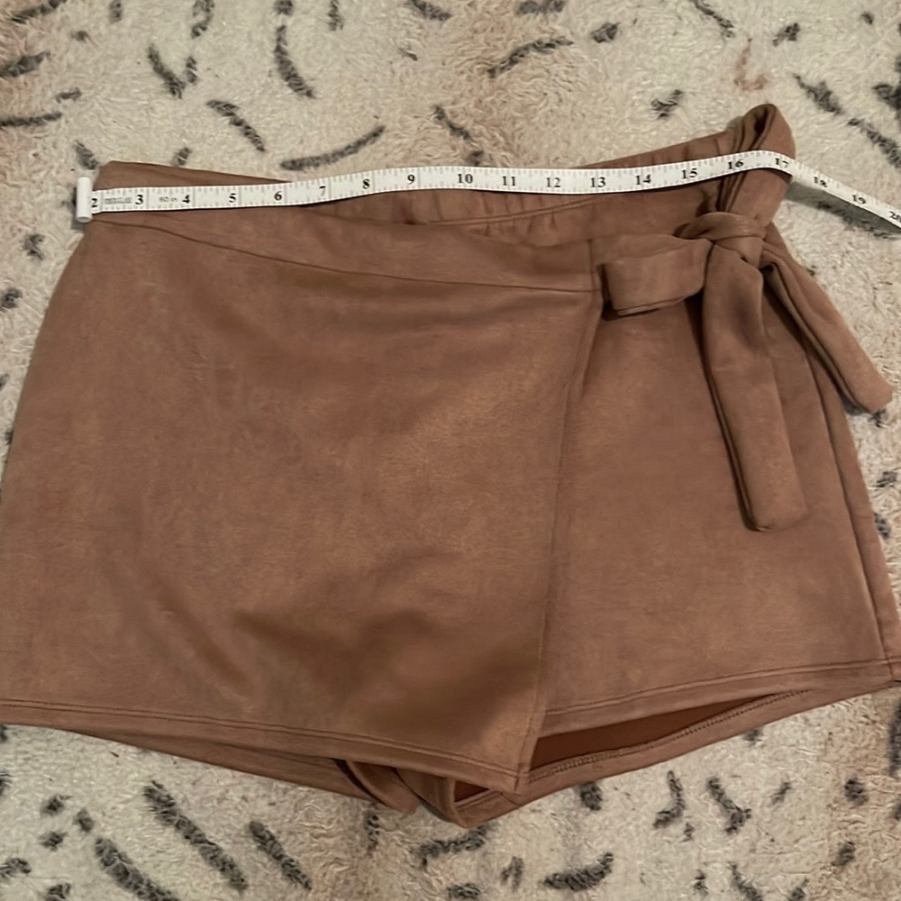 Beige tan suede skort with tie on the side. size Medium.
